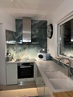 Luxurious 2-bed Seaside Apartment in Saronida