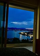 Luxurious 2-bed Seaside Apartment in Saronida