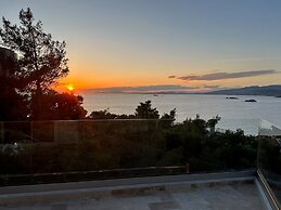 Luxurious 2-bed Seaside Apartment in Saronida