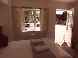 All Seasons Gatwick Guest House