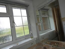 All Seasons Gatwick Guest House