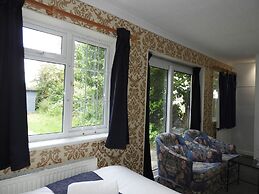 All Seasons Gatwick Guest House