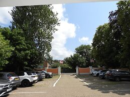 All Seasons Gatwick Guest House