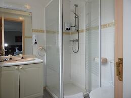 All Seasons Gatwick Guest House