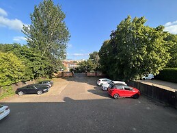 All Seasons Gatwick Guest House