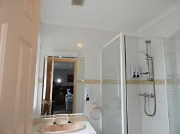All Seasons Gatwick Guest House