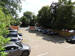 All Seasons Gatwick Guest House