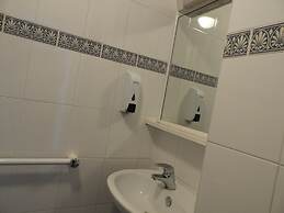 All Seasons Gatwick Guest House