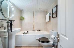 Central Belfast Apartments: Retro R&R