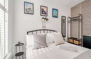 Central Belfast Apartments: Retro R&R