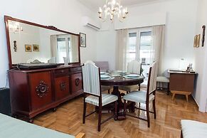 Beautiful Retro Apt in Koukaki