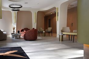 Yuna Porte Maillot - ApartHotel