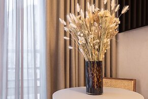 Yuna Porte Maillot - ApartHotel