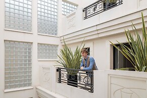 Yuna Porte Maillot - ApartHotel