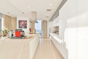 Posh Oceanfront 2BR in Bluewaters Island