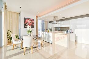 Posh Oceanfront 2BR in Bluewaters Island