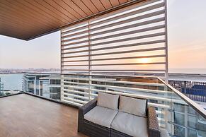 Posh Oceanfront 2BR in Bluewaters Island