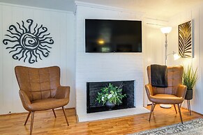 Steps to Eats & Craigville Beach! Cape Cod Cottage
