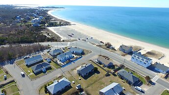 Steps to Eats & Craigville Beach! Cape Cod Cottage