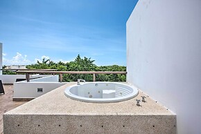 Penthouse w/ Infinity Pool & Golf Course in Akumal
