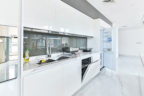 Luxury 2BR plus maids room in Bluewaters