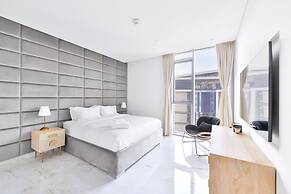 Luxury 2BR plus maids room in Bluewaters