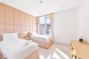 Luxury 2BR plus maids room in Bluewaters