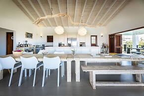 Beautiful Villa With Pool Near the Beach for Groups