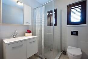 Beautiful Villa With Pool Near the Beach for Groups