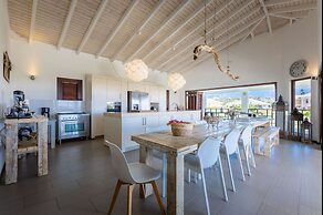 Beautiful Villa With Pool Near the Beach for Groups