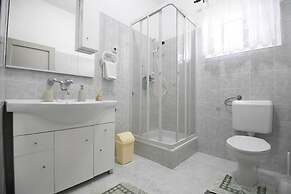 Spacious Ground Floor Apartment Primavera