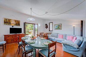 Villa Breezy Way - Among Greenery
