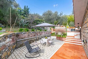 Villa Breezy Way - Among Greenery