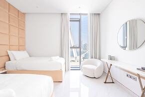Spectacular 3BR plus 1 - DUBAI EYE view