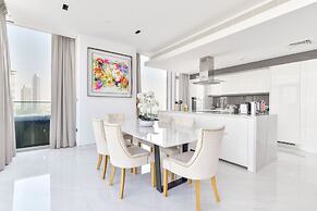 Spectacular 3BR plus 1 - DUBAI EYE view
