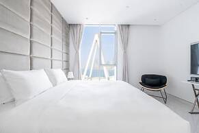 Spectacular 3BR plus 1 - DUBAI EYE view