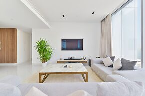 Spectacular 3BR plus 1 - DUBAI EYE view