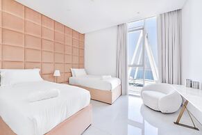 Spectacular 3BR plus 1 - DUBAI EYE view