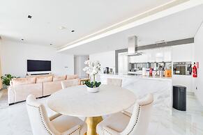 Luxury Beachfront 2BR w Stunning SeaView