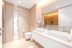 Lavish & Equipped 2 BR Facing Ain Dubai