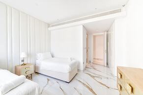 Lavish & Equipped 2 BR Facing Ain Dubai