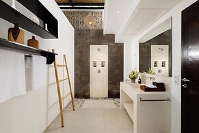 Black Beach Villa - Absolute Beachfront