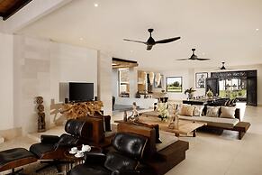 Black Beach Villa - Absolute Beachfront