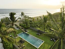Black Beach Villa - Absolute Beachfront