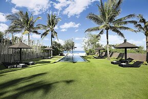 Black Beach Villa - Absolute Beachfront
