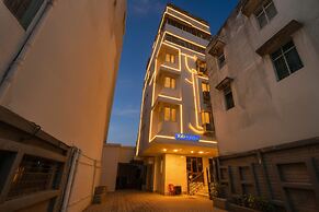 Fabhotel Royale Basant Residency