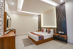 FabHotel Royale 116- Nr. Supertech Medicare Polyclinic Noida