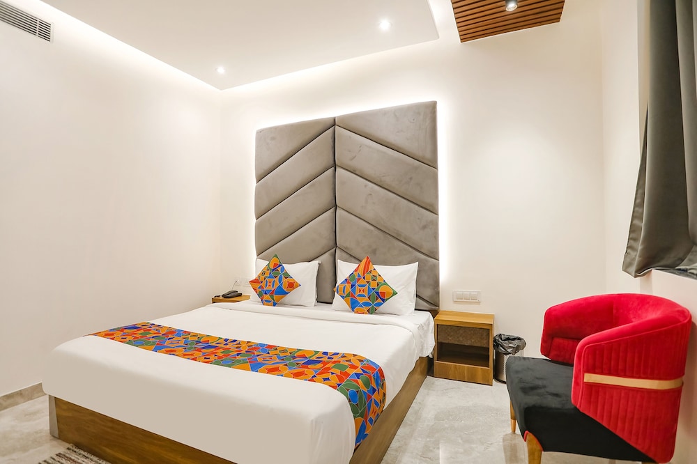 FabHotel Royale 116- Nr. Supertech Medicare Polyclinic Noida