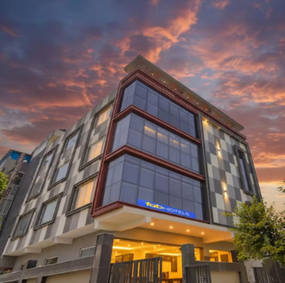 FabHotel Royale 116- Nr. Supertech Medicare Polyclinic Noida