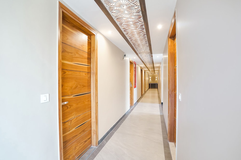 FabHotel Royale 116- Nr. Supertech Medicare Polyclinic Noida